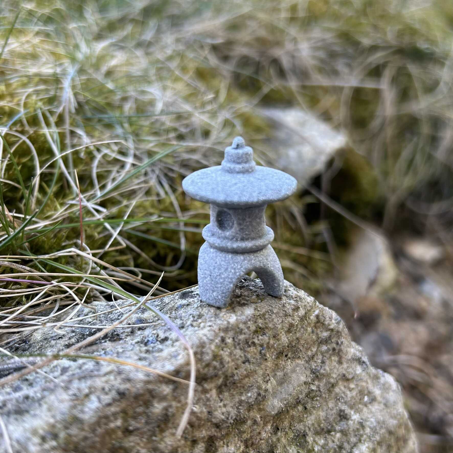 Miniaturní čínská kamenná pagoda – Kulatá okna - Obrázek 5