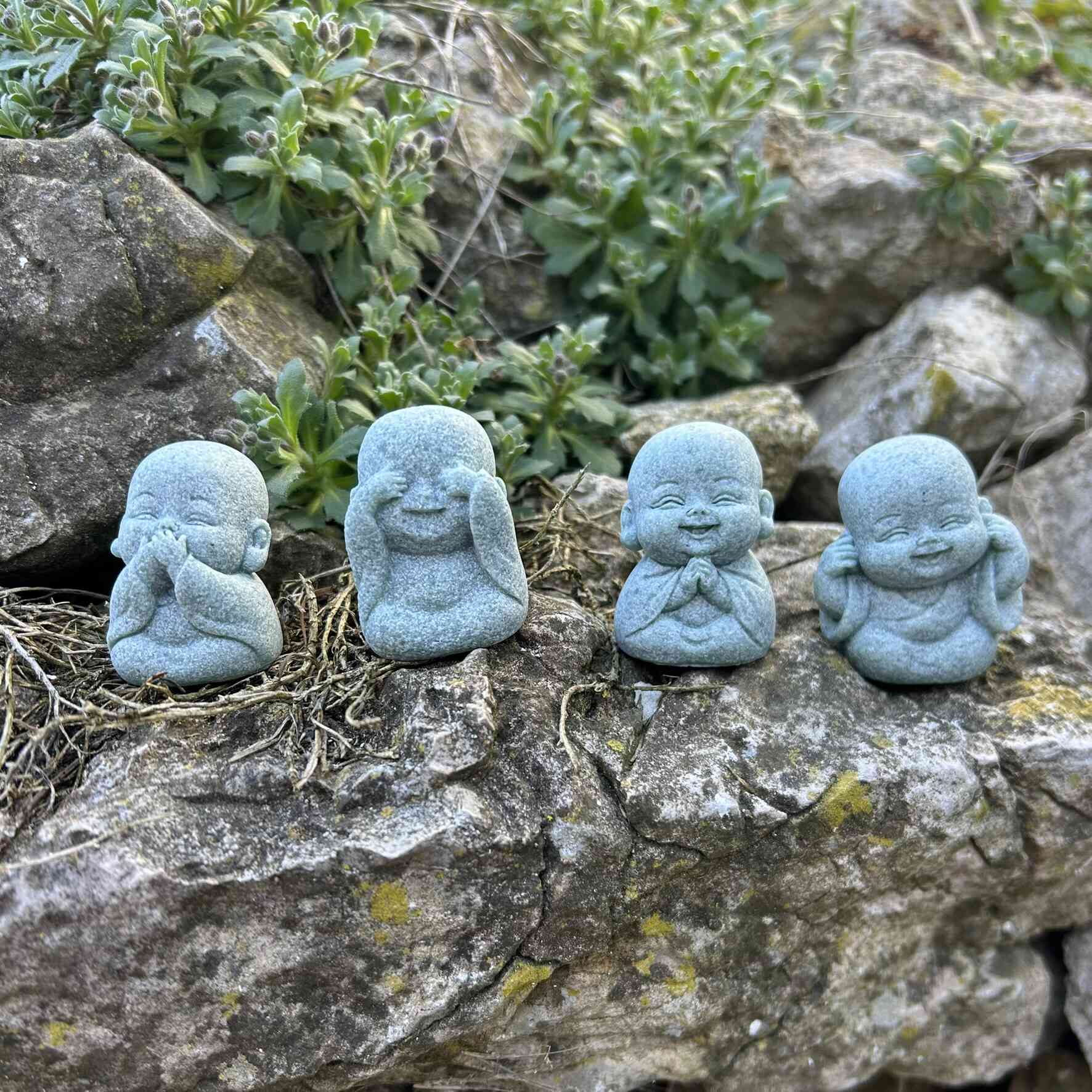 Buddha „Nevidím“ – světle šedá matná - Obrázek 5